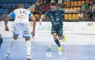 El ala brasileño Jonathan Linhares, que marcó el gol del empate y asistió en el de la victoria, conduce el balón ante Attos, del Noia