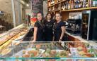 Parte del equipo del bar restaurante Pa Comé, en la barra de pinchos