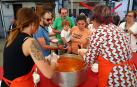 Las pochas atrajeron a muchas personas a la Plaza General Los Arcos de Sangüesa