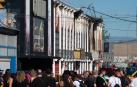 Un grupo de personas frente al Teatre, en la zona de ocio de Las Atalayas, donde ocurrió el incendio