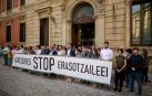 Concentración del Parlamento de Navarra en contra de la violencia de género tras el último asesinato machista, con los dos parlamentarios de Vox al fondo, con sus propios carteles