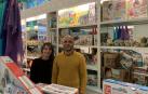 Ana Remacha y Víctor Regalado, en el interior de Veobio, tienda de juguetes de la calle Zapatería de Pamplona