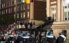 Policías de Nueva York acceden por una escalera de bomberos a uno de los edificios de la Universidad de Columbia