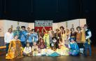 Los actores del Grupo de Teatro Escolar Valle del Ebro de Tudela, caracterizados para su obra