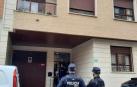 Efectivos policiales frente a la vivienda de Badajoz en la que ha muerto una mujer, de 59 años, a manos de unos de sus hijos, de 17 años, con un arma blanca