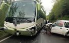 El autobús y el turismo que han colisionado este sábado en la NA-4020, en Arantza