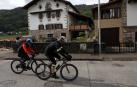 Dos aficionados ruedan en sus bicicletas por la travesía de Narbarte.