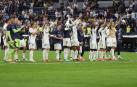 Los jugadores del Real Madrid saludan a sus aficionados al concluir el partido ante el Cádiz