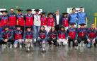 Representantes de las selecciones navarras, con las txapelas y las copas de ganadores del GRABNI junto con el presidente de la FNP, Javier Conde, este sábado en Vitoria