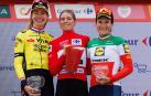 Vollering, en el centro, ganadora de la Vuelta Femenina 2024, posa en el podio junto a  Riejanne y Borghini.