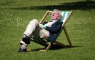 Un hombre duerme la siesta en un parque