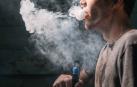 Una persona vapea con un cigarrillo electrónico