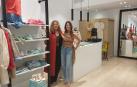 Susana y Elena Baquedano Fernández, en su tienda BES de Monasterio de Urdax
