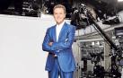 Matías Prats posa junto al plató de informativos de Antena 3, en el que lleva 27 años