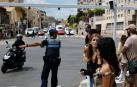 Un policía dirige el tráfico tras un corte de electricidad que azotó el sur de Francia en Cannes