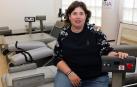 Sheila Sanz Arive, nueva presidenta de Afina, en la sede de la asociación. Las máquinas que se ven son específicas para tratar la fibromialgia