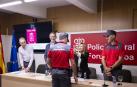 La consejera López coloca sus nuevos galones a los comisarios y comisaria