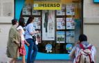 Escaparate de una agencia acreditada para viajes del Imserso.