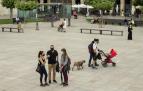Personas con mascarilla en la Plaza del Castillo de Pamplona
