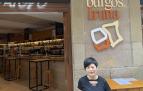 Xiao, en la entrada de la taberna Los Burgos de Iruña