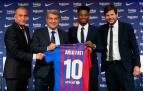 El presidente del FC Barcelona, Joan Laporta, el vicepresidente deportivo, Rafa Yuste, el director deportivo, Mateu Alemany, y el centrocampista Ansu Fati, en el acto de la renovación del jugador hasta 2027