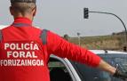 Un agente detiene a un vehículo en un control, en Cordovilla, al inicio de la pandemia