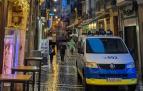 Un vehículo de la Policía Municipal recorre el Casco Viejo de Pamplona