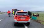 Lugar del accidente, con efectivos de Policía Foral, bomberos y emergencias sanitarias en el lugar
