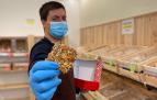 Fermín Sanz muestra una pasta recubierta de frutos secos, en su tienda de San Juan