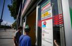 Dos personas entran a una oficina del SEPE