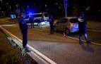 Agentes de la Policía Municipal de Pamplona realizan un control nocturno del tráfico