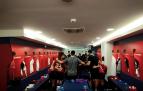 Las jugadoras y el cuerpo técnico de Osasuna hacen una piña en El Sadar