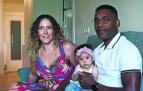 La pamplonesa Amaia Markuleta; su marido, Leonel Frederick; y su hija Izar, de cinco meses.	J. Carlos cordovilla