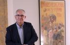 El alcalde Enrique Maya posa en las escaleras del Ayuntamiento con el cartel de las fiestas de 1920 como fondo