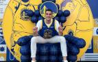 Sergio Herrera, con la camiseta de los Golden State Warriors, en California