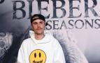 El cantante Justin Bieber posa en el estreno de su serie documental de televisión en Los Ángeles .