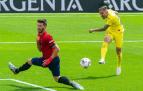 Rubén Peña intenta el lanzamiento a portería ante la oposición de David García en un Villarreal-Osasuna disputado en La Cerámica
