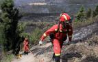 Bomberos participan en las labores de extinción del fuego declarado en la sierra de El Perdón.