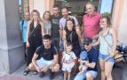 Asier Martínez, con su familia, en la estación de tren.