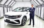 Michael Hobusch posa junto a uno de los vehículo de Volkswagen
