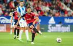 Unai García ejecuta un pase durante el Osasuna-Espanyol