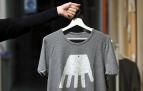 Montaje fotográfico que simula una camiseta con la Mano de Irulegi
