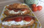 Un cruasán relleno salado y fresquito.