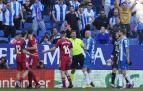 Momento en que Gil Manzano enseña la roja a Abde antes del descanso. El mismo castigo recibió el jugador del Espanyol Pierre-Gabriel. Doble amarilla para ambos.
