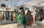Paula y Amelia, en la tienda Arena Ropa y Complementos del Carlos III número 43