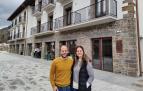 Rubén Carmona Eseverri y Edurne Iturri Redondo, gestores del nuevo hotel ‘Puerta de Irati’ de Ochagavía