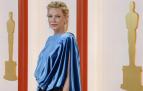 Cate Blanchett ha sido una de las actrices más elegantes con un conjunto de Louis Vuitton compuesto por blusa "oversize" en azul eléctrico y una falda negra