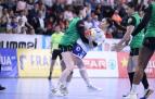 Adriana Mallo frena un ataque de Ana González en Granollers
