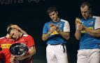 Aitor Elordi y José Javier Zabaleta aguardan en el podio a recibir el trofeo y la txapela de campeones del Parejas.  A su lado, Laso trata de consolar a Imaz