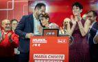 Ramón Alzórriz acoge en su regazo a María Chivite ante el aplauso de Elma Saiz, que ayer no quiso hablar